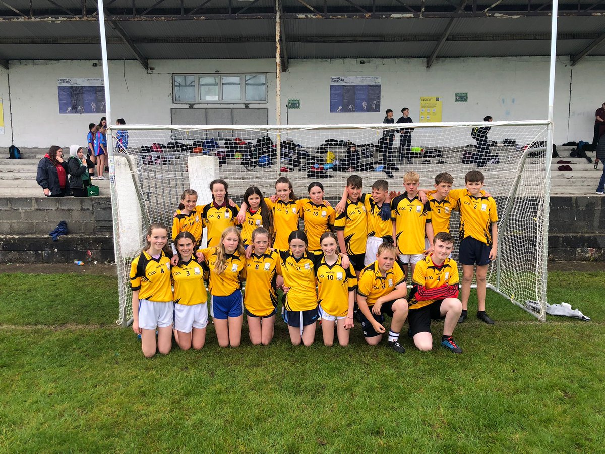 CC_Indreabhan's tweet photo. Ghlac scoláirí ó bhliain a 1 agus 2 páirt i mbliotsa peile ar Pháirc na mBreathnaigh inniu.  Buíochas do Phádraig Conroy agus na cóitseálaithe ar fad ó Chlár na gCluichí Gaelacha a d’eagraigh. In ainneoin na haimsire, bhí an-lá againn 🏐🏐 @CGaelacha @GRETBOfficial https://t.co/4fk09JuQjs