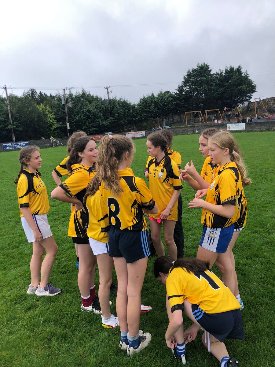 CC_Indreabhan's tweet photo. Ghlac scoláirí ó bhliain a 1 agus 2 páirt i mbliotsa peile ar Pháirc na mBreathnaigh inniu.  Buíochas do Phádraig Conroy agus na cóitseálaithe ar fad ó Chlár na gCluichí Gaelacha a d’eagraigh. In ainneoin na haimsire, bhí an-lá againn 🏐🏐 @CGaelacha @GRETBOfficial https://t.co/4fk09JuQjs