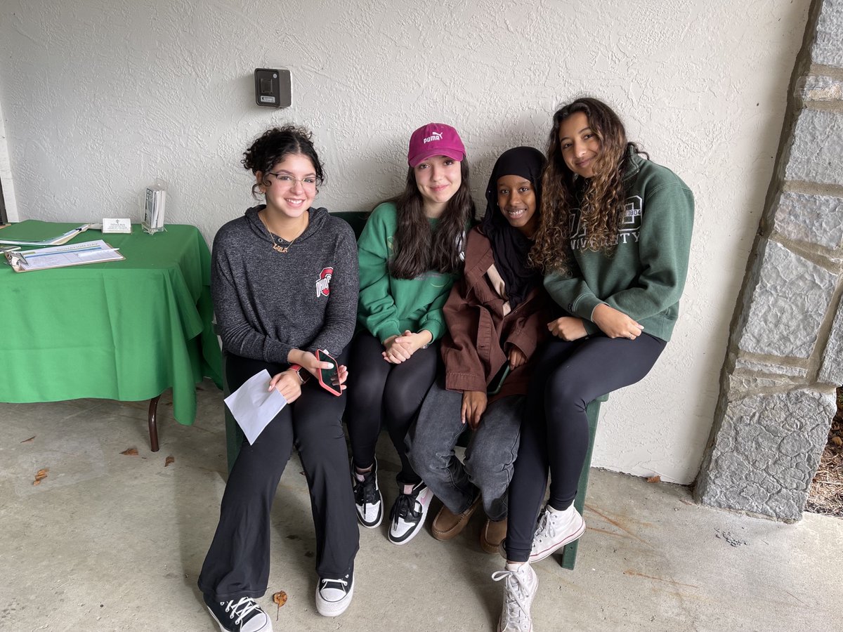 OneDublinOhio's tweet photo. We love seeing students give back to the community! ☘️ Thanks for your help with our donation drive-thru! @DublinSchools @dublinjeromehs @DublinCoffmanHS https://t.co/n66UHwexMw