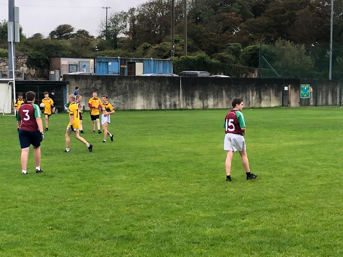 CC_Indreabhan's tweet photo. Ghlac scoláirí ó bhliain a 1 agus 2 páirt i mbliotsa peile ar Pháirc na mBreathnaigh inniu.  Buíochas do Phádraig Conroy agus na cóitseálaithe ar fad ó Chlár na gCluichí Gaelacha a d’eagraigh. In ainneoin na haimsire, bhí an-lá againn 🏐🏐 @CGaelacha @GRETBOfficial https://t.co/4fk09JuQjs