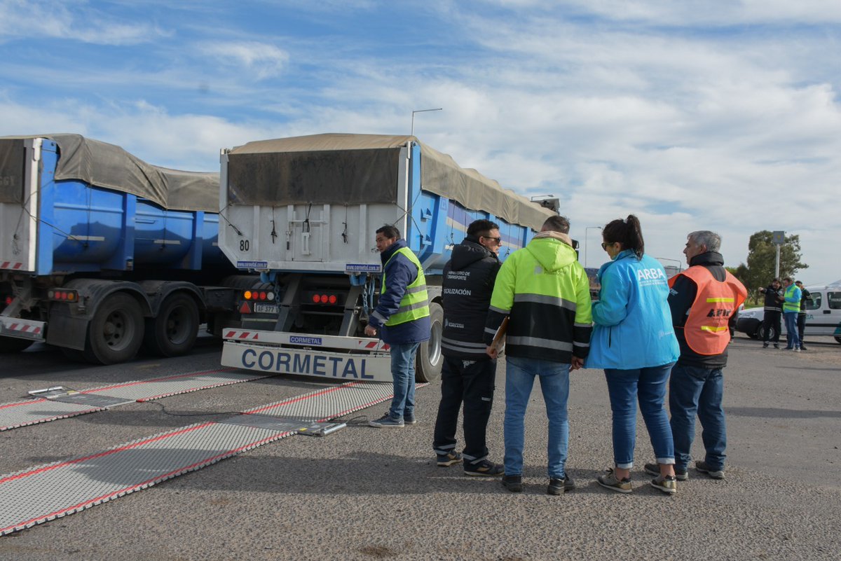 PrensaARBA's tweet photo. Hoy las acciones de fiscalización se concentraron en las inmediaciones de #Azul y #Olavarría y ya se fiscalizaron más de 260 camiones. 

#ARBA #AFIP #TransportePBA #CNRT #VialidadProvincia #VialidadNación #AgenciaDeSeguridadVialNacional  #AgenciaDeSeguridadVialProvincia https://t.co/5yo0JoFnE0
