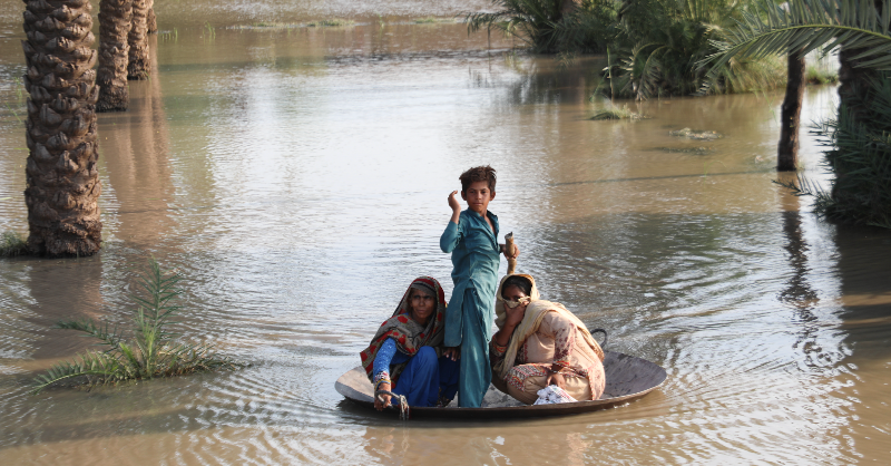 UNReliefChief's tweet photo. We're in a race against time! Humanitarians need $816 million to help 9.5 million people affected by the #PakistanFloods.

As winter approaches, time is of the essence.

People in Pakistan are bearing the brunt of a climate crisis they didn't create. The world cannot fail them.