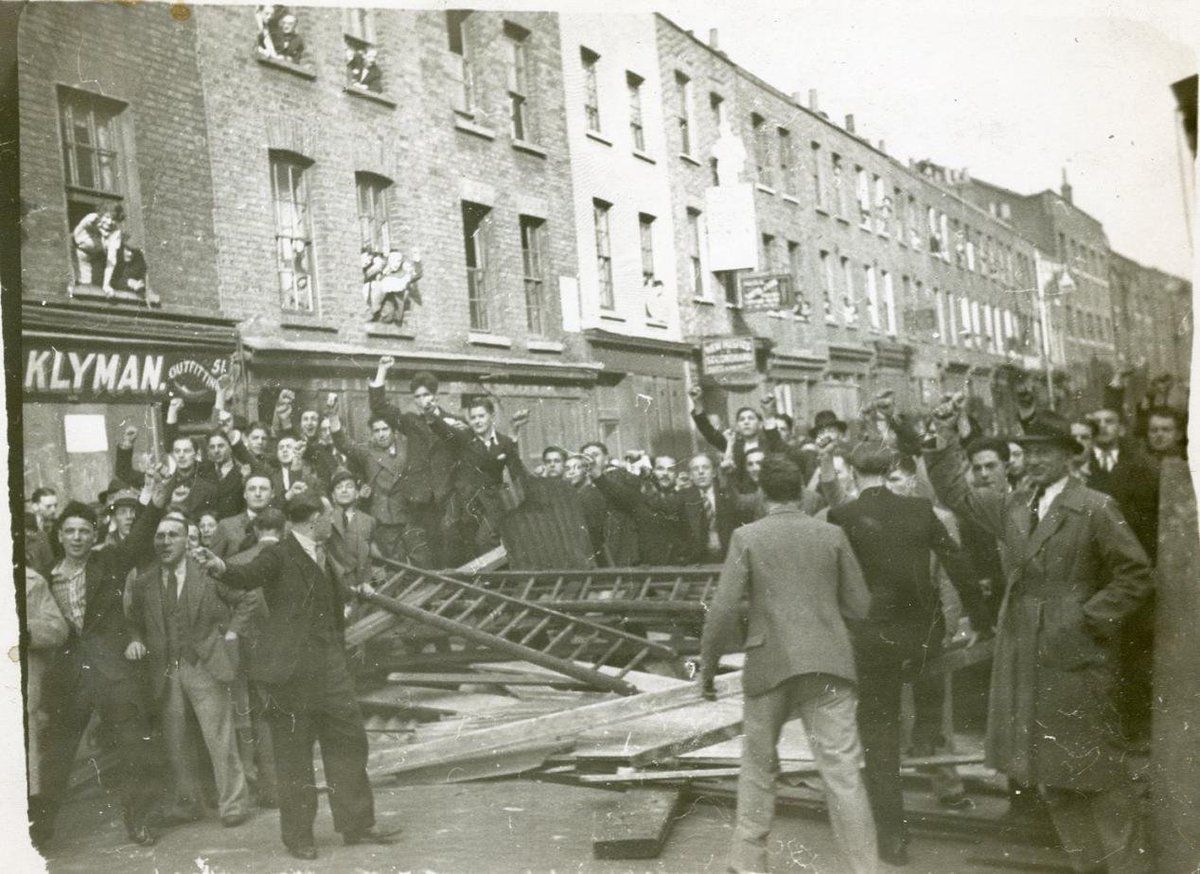 jeremycorbyn's tweet image. On this day in 1936, thousands of working-class Londoners stood alongside the East-End Jewish community to defeat Oswald Mosley.

Today, we remember the Battle of Cable Street, and celebrate the bravery of those who stopped fascists in their tracks.