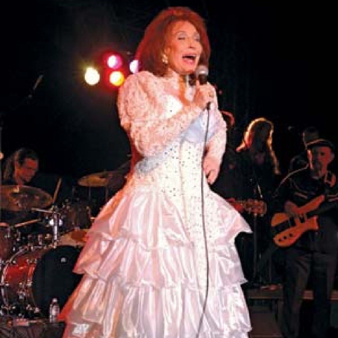 American country music singer Loretta Lynn, who was known as the “Queen of Country,” died today at the age of 90. Learn about her life and career: britannica.com/biography/Lore… 📷Scott Schram