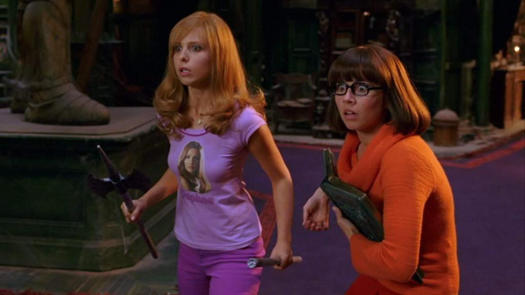sapphicslike's tweet photo. daphne and velma are the colors of the lesbian flag https://t.co/0zb6PjzVzT