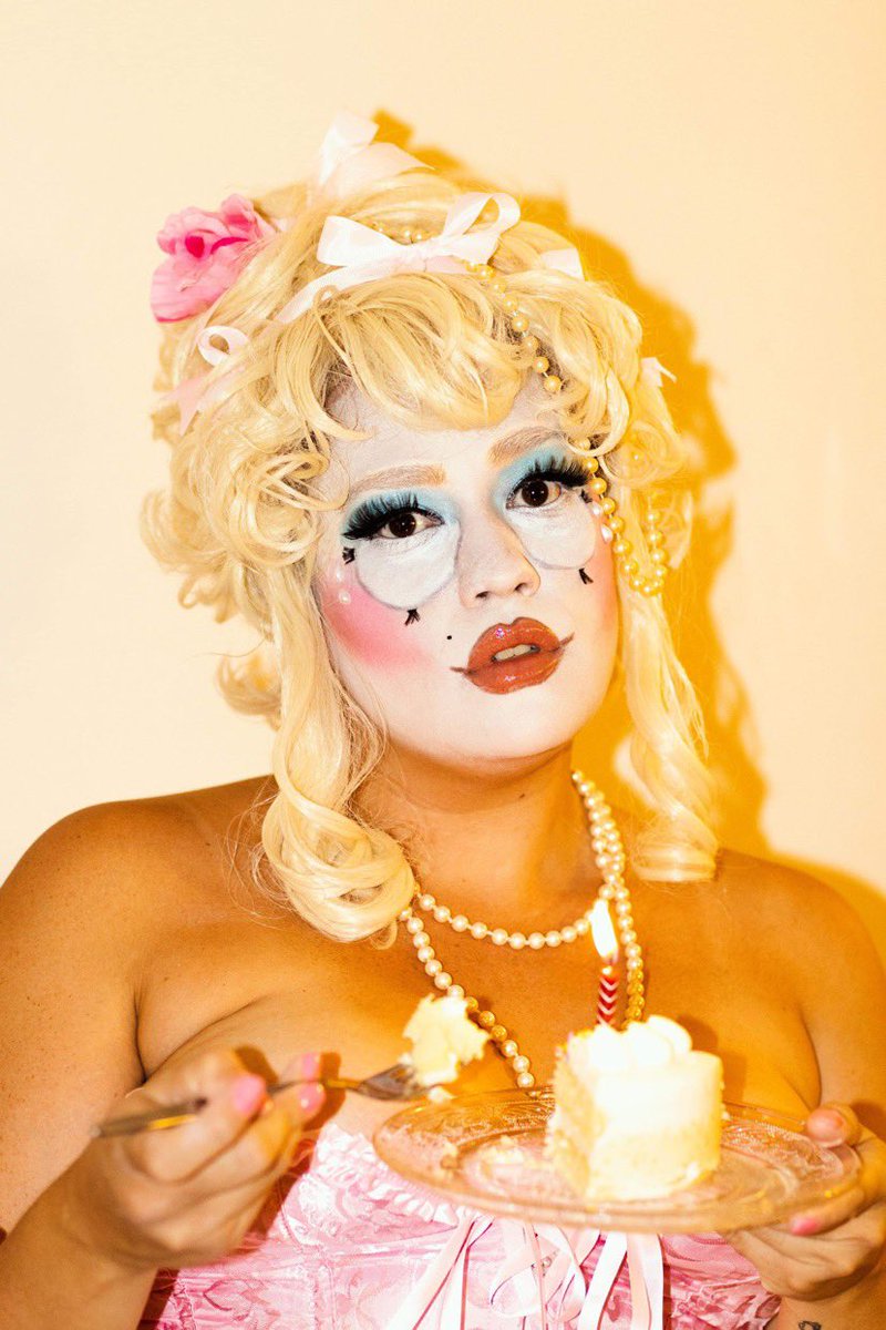 halleymoose's tweet photo. Straight girls want me to do their makeup. You sure? I can barely do my own. https://t.co/ONF1YVIAft