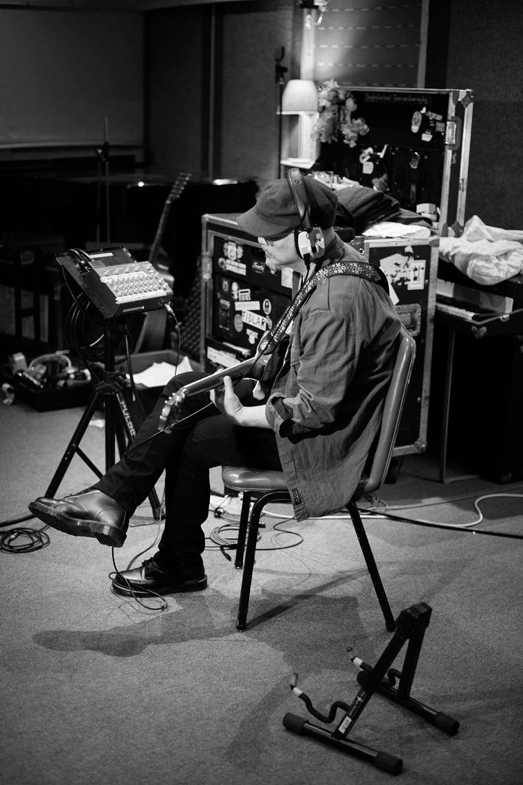 PIXIES's tweet photo. #PaganMan - I wrote the lyrics to this ditty. Charles asked me. I was hesitant but obviously I tried and so here we are. The demo had him mumbling words. So I had that to work with along with the meter for the lyrics.

📸 Tom Oxley

– Joey [1/3] #TimsTwitterListeningParty https://t.co/VZqtLK9u2i