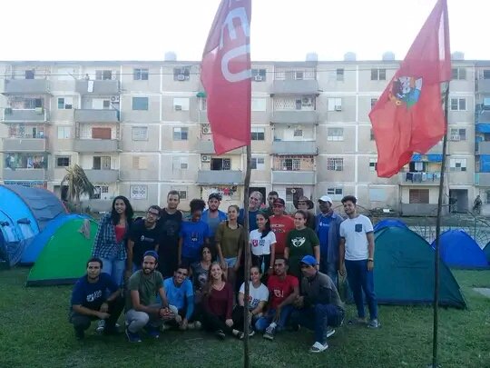 Llegó hasta el campamento de campaña del contingente universitario Hermanos Saíz Montes de Oca el Héroe de la república René González en el consejo popular La Coloma en #PinardelRío para intercambiar con ellos.#VamosContodo #FEURumboal100 #FuerzaPinar
