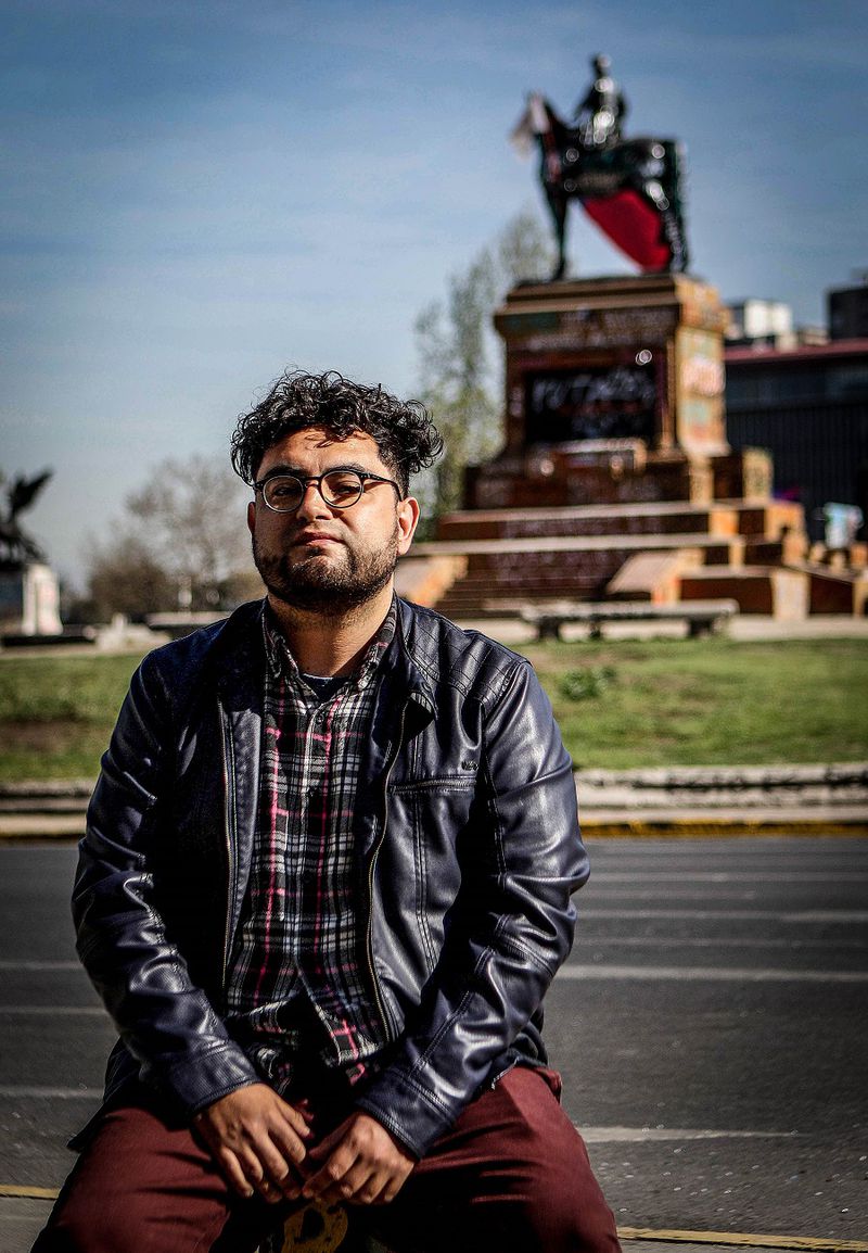 difamadores's tweet photo. Andrés Barros Vicuña, es un cuico que rompió un grifo en Las Condes. Está libre y cagado de la risa. 
Roberto Campos, un profesor que pateó un torniquete en el Metro, Pasó 2 meses preso. La prensa lo hizo pico. 
La justicia no es ciega. https://t.co/JDkLJFgdec
