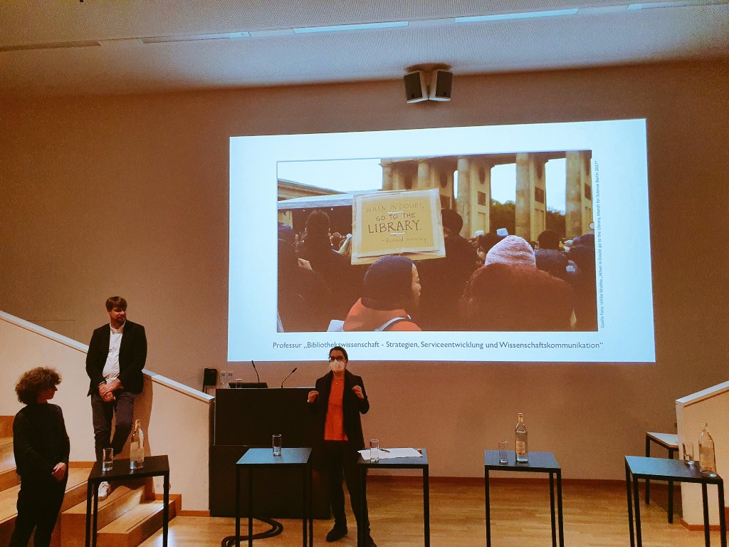 EllenEuler's tweet photo. Was für ein Tag: Heute haben wir am Fachbereich Informationswissenschaften @FHPotsdam zunächst unsere #Erstis 🥰 &amp; abends beim Neuberufenenempfang zwei inspirierende Kolleg*innen offiziell willkommen geheißen: Toll, dass ihr Teil unseres Kollegiums seid @UWuttke &amp; @status203ok ❣ https://t.co/8V0VEWq4nO