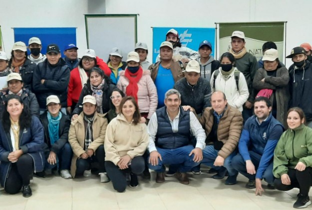 renatreinforma's tweet photo. Finalizamos una #Capacitación sobre "Riesgos y buenas prácticas laborales en la etapa de cosecha de tabaco Virginia" en #Salta
+ 👉Info https://t.co/eCLczCGGje
#UATRE #Coprotab #CTCSalta #AllianceOne @SRTArgentina #LatitudSur https://t.co/HKPP1YvwUU
