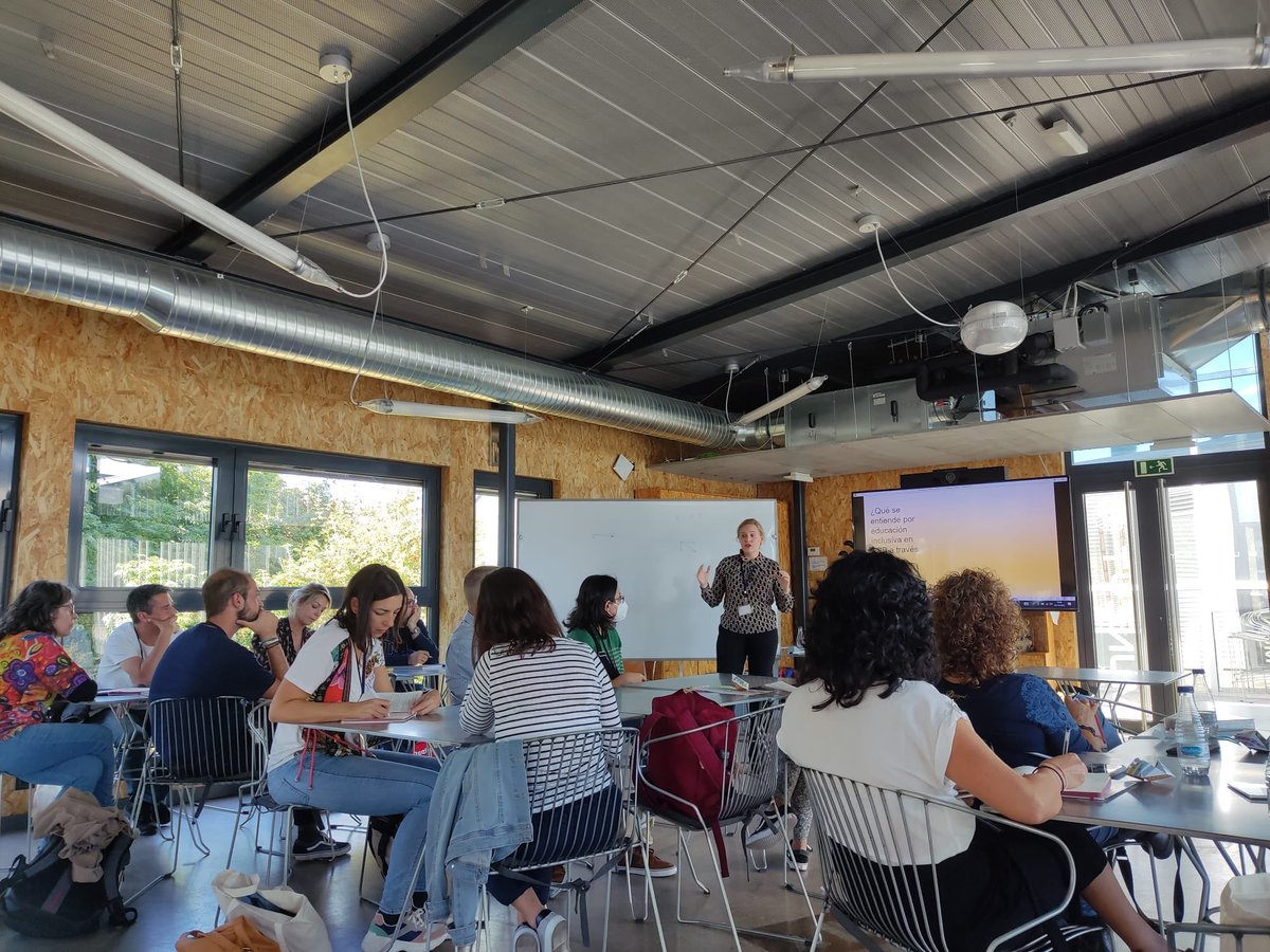 consabvra's tweet photo. En #ScientixSpain trabajamos la #inclusión con proyectos #STEAM en la plataforma @eTwinning_es   Con Ángeles Anaya García- Tapetado @consabvra IES Consaburum @ClmEtwinning @scientix_es @scientix_eu @FECYT_Ciencia #workshops @muncyt https://t.co/sJKrEk3WlH