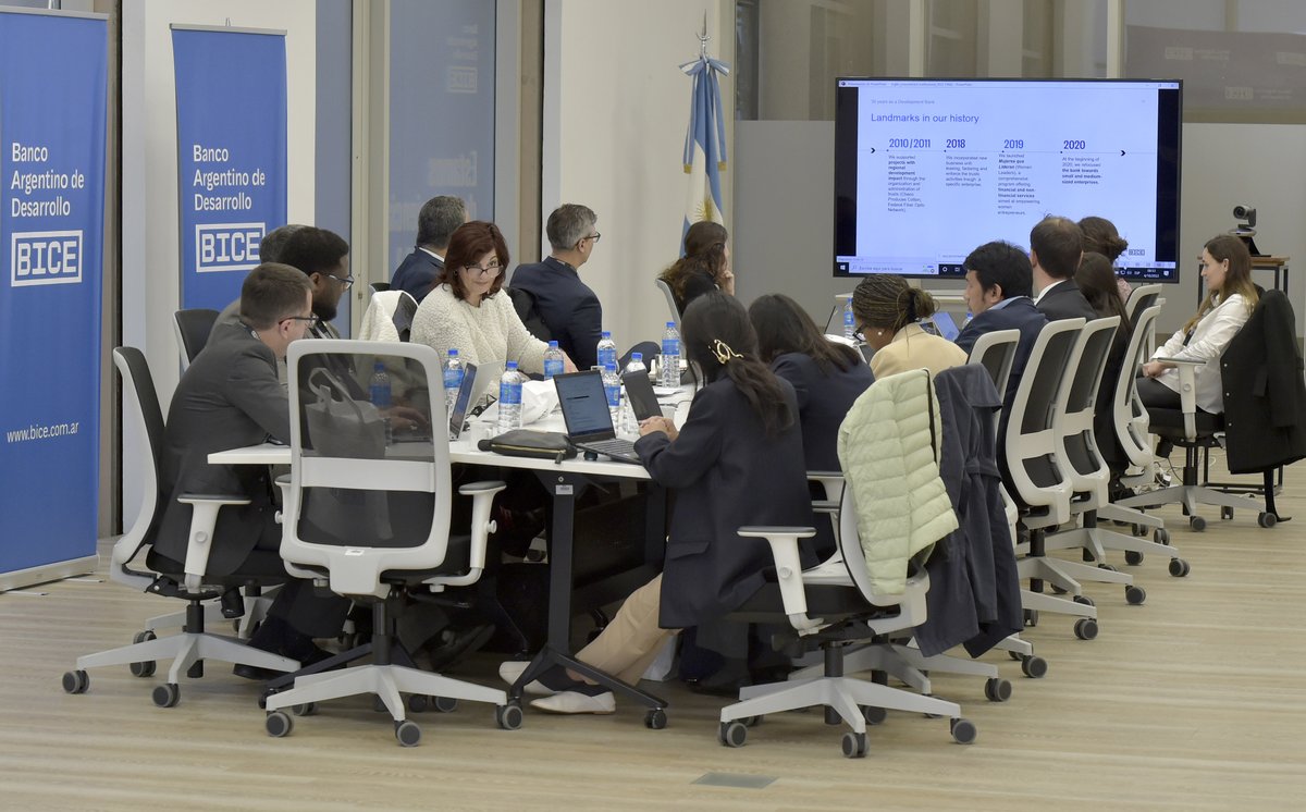 bice_arg's tweet photo. BICE trabaja con una misión de 20 bancos de desarrollo de @IDFC_Network para trazar una agenda global de finanzas sostenibles. Aprobarán un documento sobre cambio climático y acciones de financiamiento verde de cara a las cumbres FICS Y COP27.

Ver nota ➡️ https://t.co/tgL6ajRi9R https://t.co/PnOocuEnZa