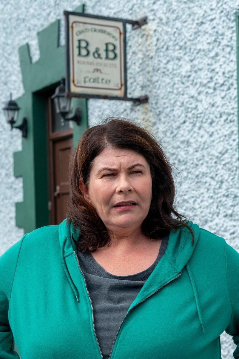dmpr_galway's tweet photo. Anois @RosnaRun 8.30pm @TG4TV Bíonn Áine i gcruachás. Tá plean á chur le chéile ag Greg agus Sorcha. An admhóidh Laoise conas a mhothaíonn sí?  Bígí ag breathnú anois #TV #drama #Gaeilge #Gaeltacht #chonamara #Connemara #gaillimhabú https://t.co/J5xDyqz2UJ