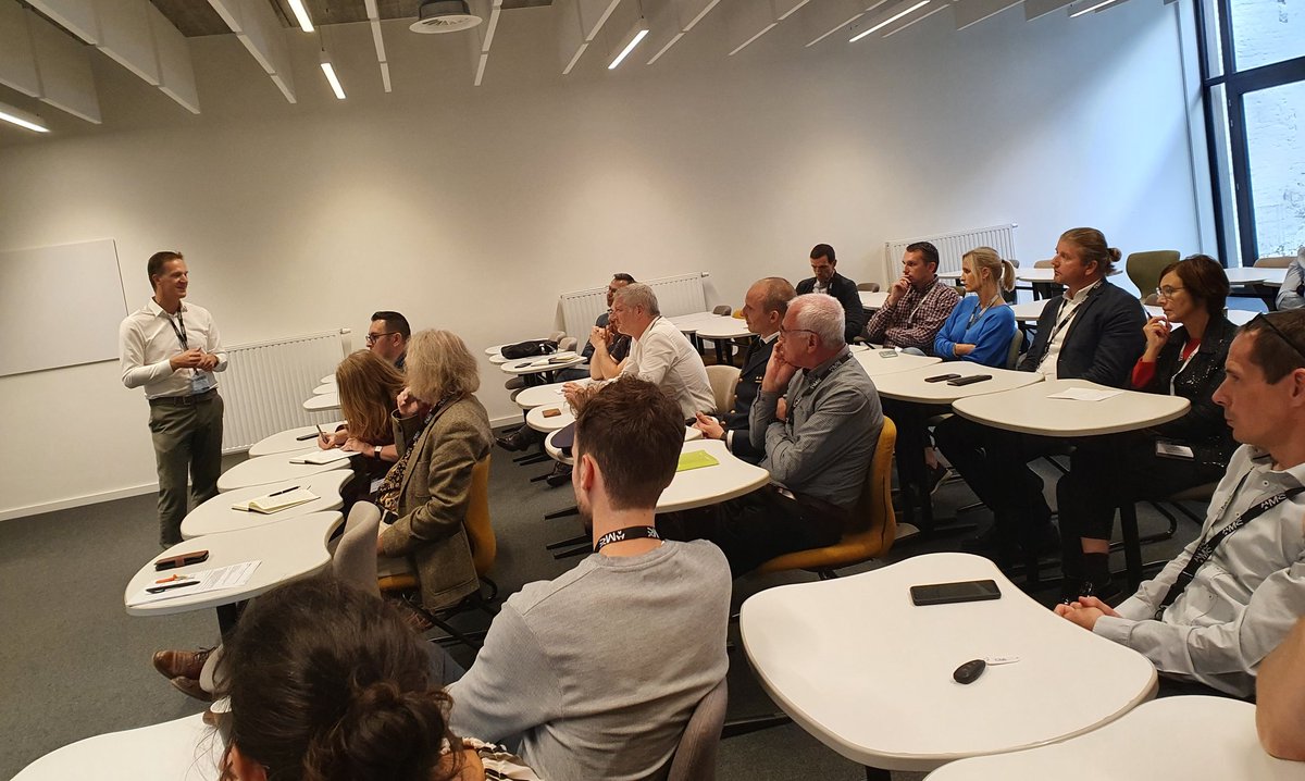Eva Van Gerven (@eva_van_gerven) on Twitter photo Organisaties in vuur en vlam: afsluiter v 4 jaar onderzoek tss <a href="/BZAntwerpen/">Brandweer Zone Antwerpen</a> en @AntwMgtSchool. Tech sessie takeaways met <a href="/stevendehaes/">Steven De Haes</a>: 1) er bestaan geen "IT projecten" 2) àltijd starten vanuit strategie 3) deze sessie ging eig niet over technologie wel over strategie en cultuur Organisaties in vuur en vlam: afsluiter v 4 jaar onderzoek tss <a href="/BZAntwerpen/">Brandweer Zone Antwerpen</a> en @AntwMgtSchool. Tech sessie takeaways met <a href="/stevendehaes/">Steven De Haes</a>: 1) er bestaan geen "IT projecten" 2) àltijd starten vanuit strategie 3) deze sessie ging eig niet over technologie wel over strategie en cultuur