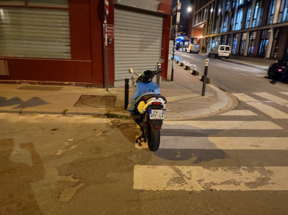 Franchement je dis bravo. Il avait de la place et a tout de même choisi de se garer sur le passage piéton. C'est quand que vous enlevez ceci? Au 38 rue des rosiers, Saint-Ouen <a href="/CityscootParis/">CITYSCOOT💙💚COOLTRA scooters électriques</a> <a href="/CityscooatPARIS/">CityScooat</a>