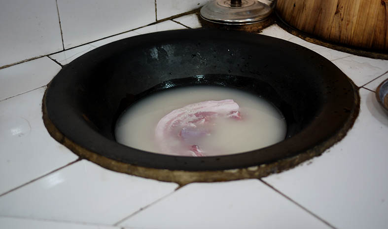 Chifan_paris's tweet photo. Un exemple de la simplicité poussée à l'extrême avec un plat que je connais bien : une poitrine de porc cuite directement avec du riz, même pas de sel. Servie en fine tranche avec de la sauce soja (+ vinaigre 酱油醋, si c'était chez nous). https://t.co/CXk5NpOsz1