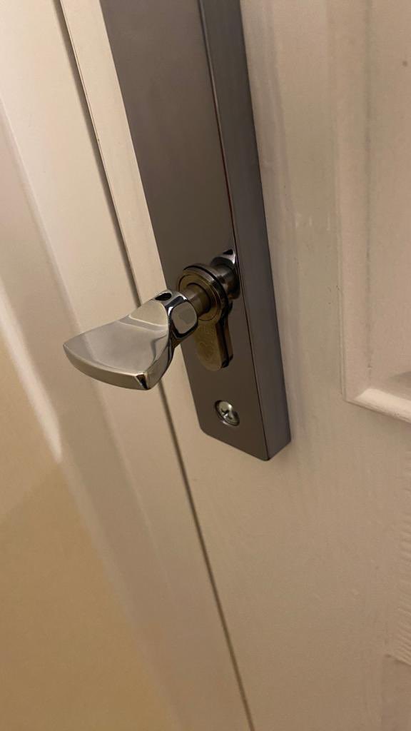 BanniBeamer's tweet photo. @EnduranceDoors Umm great doors, but why the non pleasing to the eye gap between the knob and mechanism.  Endurance response this is as it comes. https://t.co/yCMqvXoGCO
