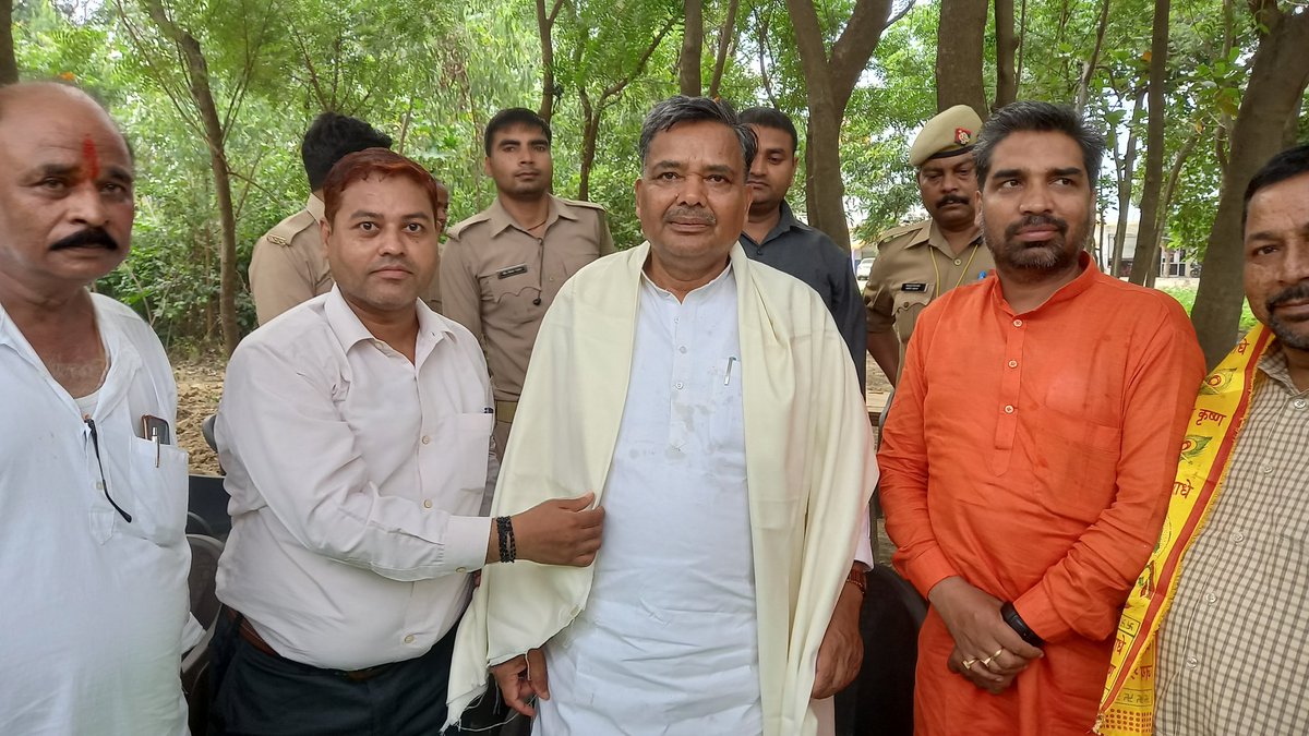 PintuSh52437013's tweet photo. @jaiveersingh099 #देश_के_प्रथम_मुस्लिम_देहदानी एवं #भाजपा कानपुर-बुंदेलखंड क्षेत्र के नेता @DrArshadMansuri ने माननीय @jaiveersingh099 जी को भगवान राम की प्रतिमा भेंटकर,साल ओढ़ाकर एव पंगड़ी पहनाकर जोरदार स्वागत और अभिनन्दन किया @CMOfficeUP @idharampalsingh @myogiadityanath @Bhupendraupbjp @BJP4UP https://t.co/LVp8rjMTCl