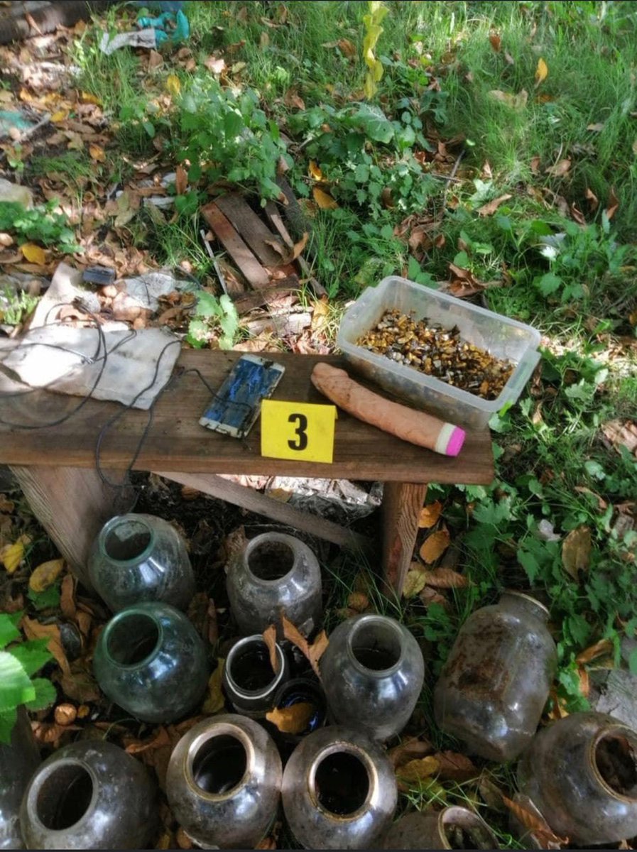 Gerashchenko_en's tweet photo. Investigators found a torture room in Pisky-Radkivski village, Kharkiv region.

Tortures such as being buried alive and putting a burning rug into a gas mask were reported.

A box with torn out teeth implants was also found.

📷: Serhii Bolvinov, head Investigator, Kharkiv Police https://t.co/tTXQ4egR7g