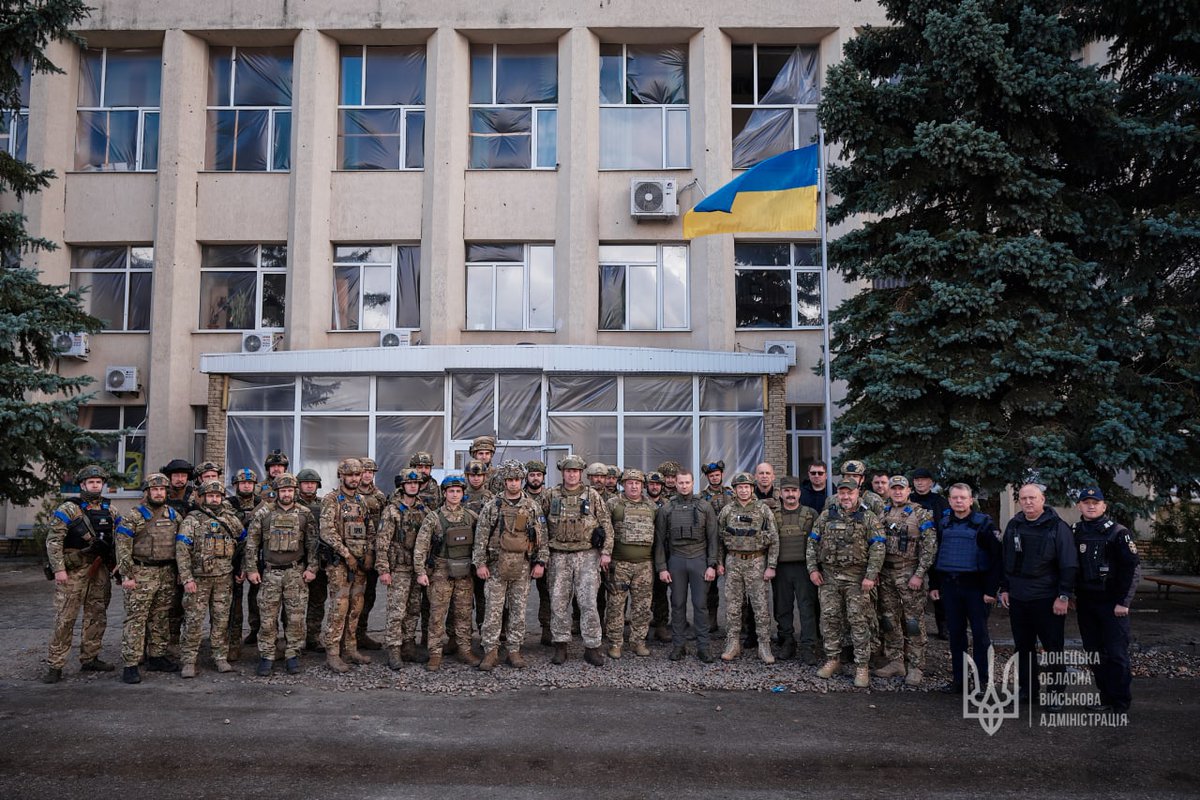 ianbremmer's tweet photo. october 4: city of lyman finally deoccupied 
thanks to the bravery of these men right here https://t.co/Ot4SCJqxXP