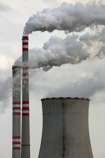 التخبطات السياسية العشوائية خلت أوروبا تخلّ بأحد مبادئها في حماية البيئة وتعود لتشغيل محطات ملوثة، كمحطات الطاقة النووية ومحطات الفحم
المفارقة أنّ أوروبا لطالما كانت تفرض عقوبات على الدول الملوثة للبيئة الغنية بالطاقة الأحفورية، وعندما احتاجت هي لم تتردد باستخدام تلك الطاقات