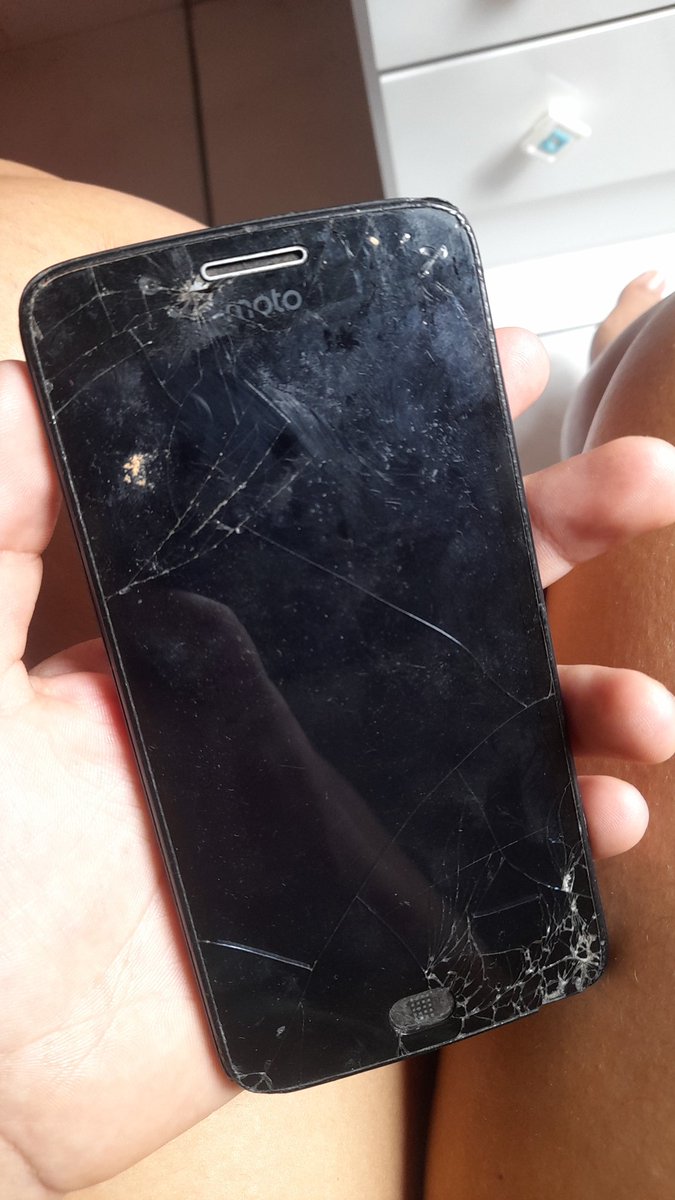 Estefan00591595's tweet photo. Arrumando algumas coisas sua que ainda me restou, encontrei seu celular que a civil tinha me entregado depois do seu falecimento. Ver esse celular todo quebrado com marcas de barro, desabei, chorei tanto.πππ€ #Saudadeseterna #marido #lutoeterno #tecnicodeinternet #sofrimento https://t.co/OYAjEQwNVA