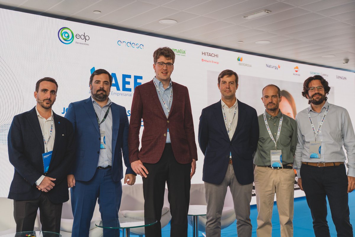 aeeolica's tweet photo. En la sesión 4 de #OperativaEólica hemos hablado sobre la mejora de la operación en un escenario de sustitución de la generación síncrona, con expertos de @GreenEagleSpain @DNV_Group @MobilRD W´wave y University of Twente. Ha moderado Tomás Romagosa, director técnico de AEE. https://t.co/AnteGRgSbs