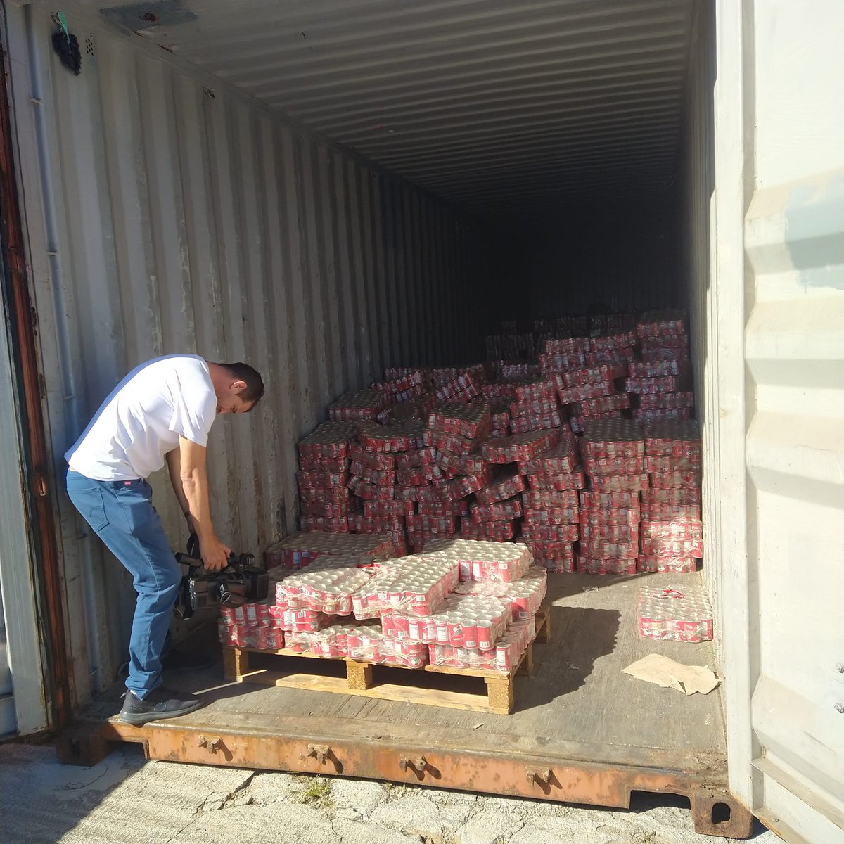 Visita a la UEB Frigorífico 100 establecimiento de Pinar del Río para apoyar y constatar las labores de distribución de sardinas y legumbres a los territorios afectados por el huracán Ian.
#FuerzaPinar #ComercioCuba