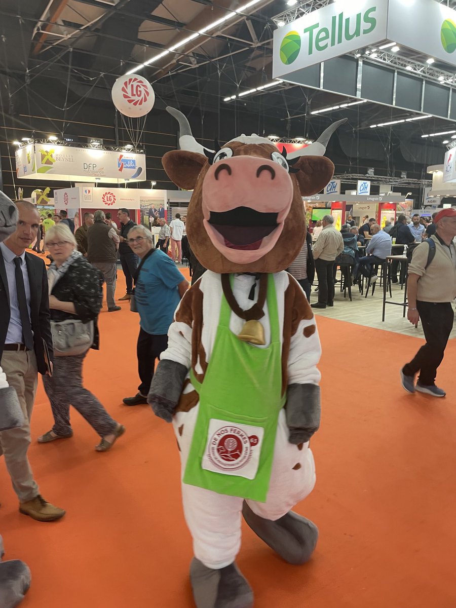 Jeunes très curieux, cornes en tous genres, agriculteurs intéressés par le #biogaz pour décarboner+contribuer à la #souveraineté énergétique du pays ♻️🇫🇷.
👉1ere journée pleine d’énergie #SommetElevage ⁦<a href="/ClrmntMetropole/">clermontmetropole</a>⁩ ! 
Les gaziers ⁦<a href="/GRDF/">GRDF</a>⁩ vous accueillent Hall 2