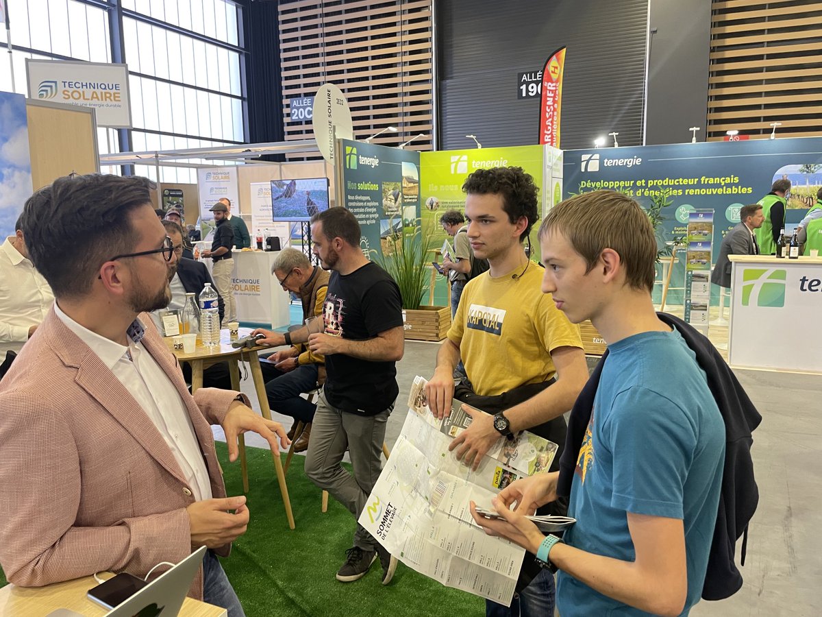guilhemarmanet's tweet photo. Jeunes très curieux, cornes en tous genres, agriculteurs intéressés par le #biogaz pour décarboner+contribuer à la #souveraineté énergétique du pays ♻️🇫🇷.
👉1ere journée pleine d’énergie #SommetElevage ⁦@ClrmntMetropole⁩ ! 
Les gaziers ⁦@GRDF⁩ vous accueillent Hall 2 https://t.co/cKbEiNQWcM