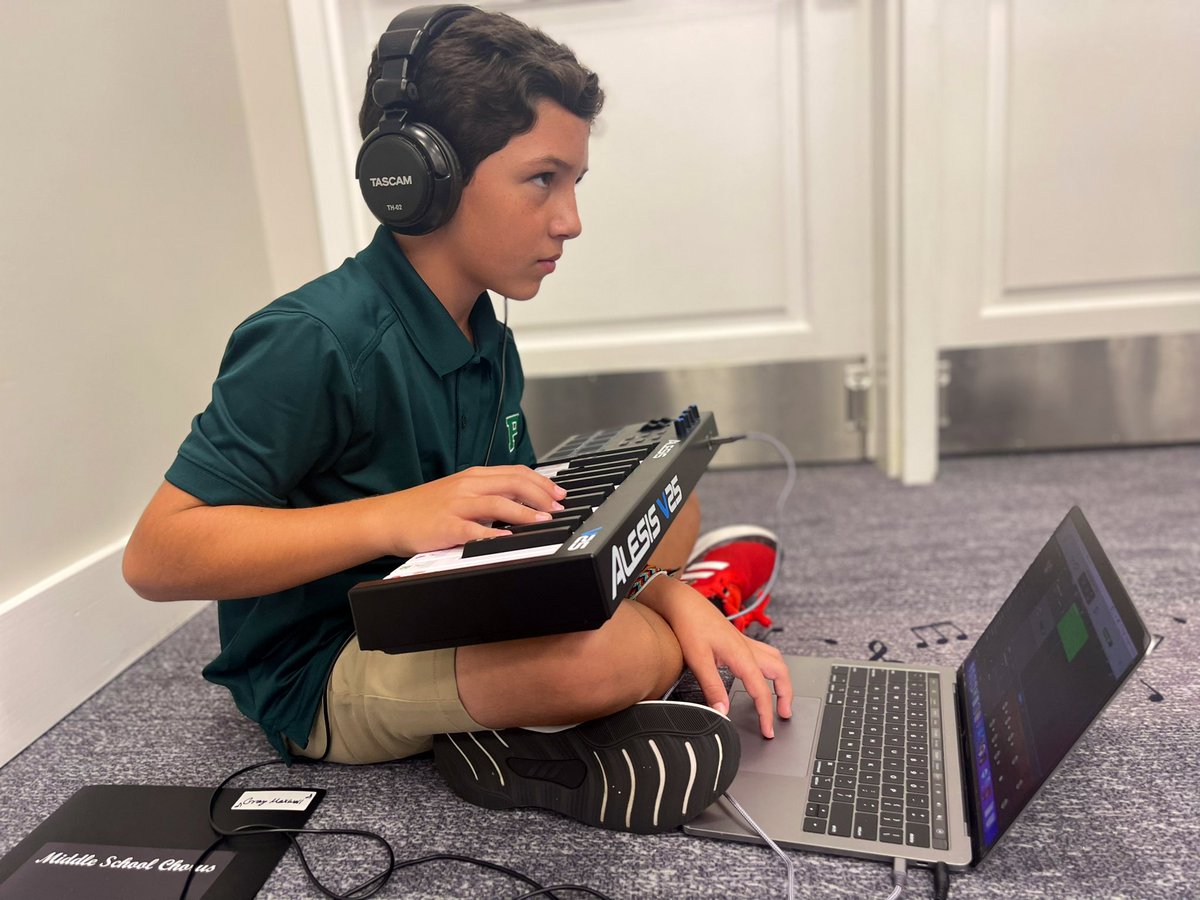 PineCrestArts's tweet photo. #PCMusicProd student working hard on his new mix! #PCCreativity https://t.co/HPVU9yeAeT
