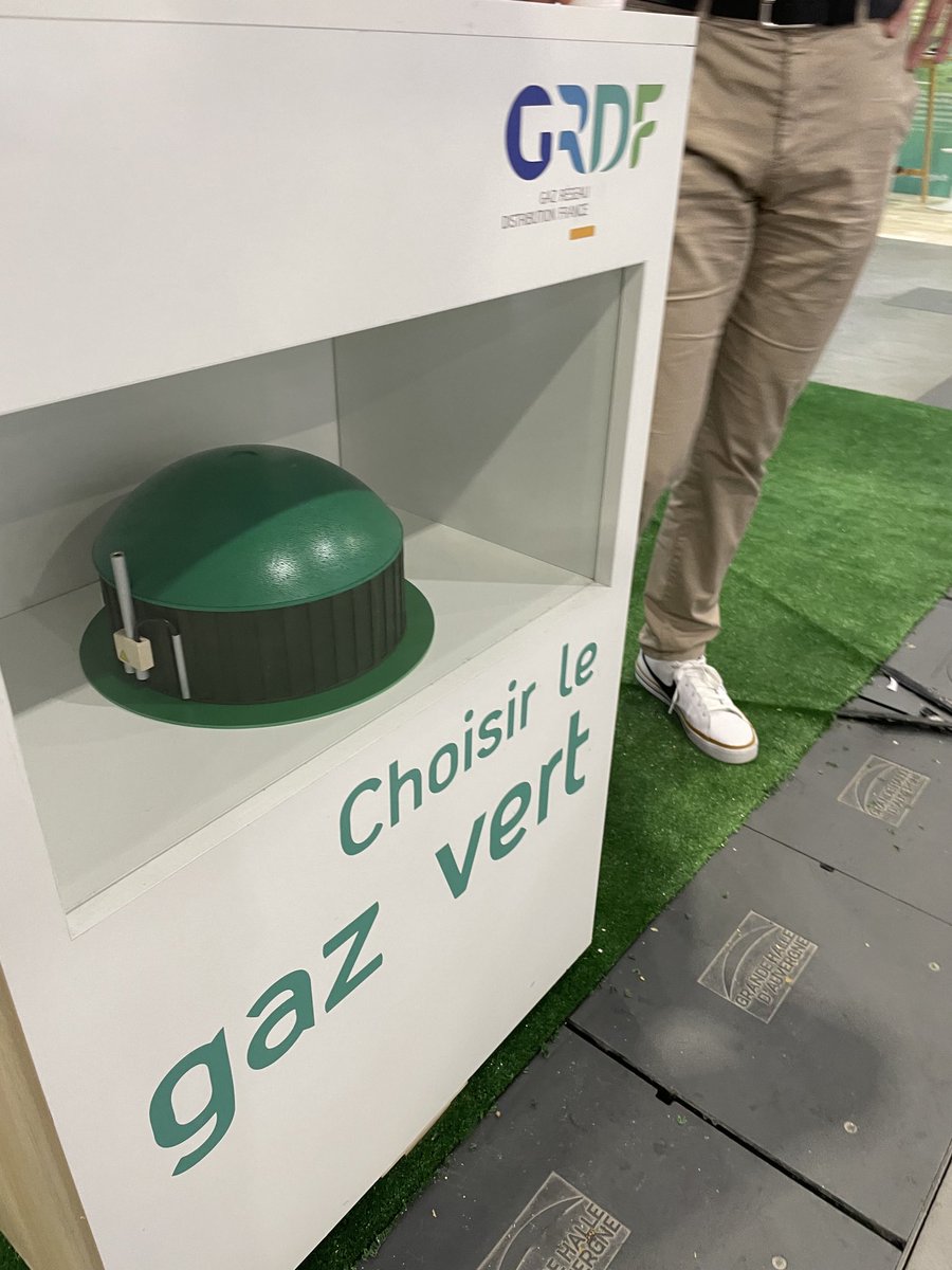 guilhemarmanet's tweet photo. Jeunes très curieux, cornes en tous genres, agriculteurs intéressés par le #biogaz pour décarboner+contribuer à la #souveraineté énergétique du pays ♻️🇫🇷.
👉1ere journée pleine d’énergie #SommetElevage ⁦@ClrmntMetropole⁩ ! 
Les gaziers ⁦@GRDF⁩ vous accueillent Hall 2 https://t.co/cKbEiNQWcM