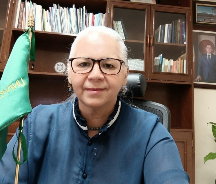 monitoruniversi's tweet photo. Becará @Conacyt_MX  a tres alumnas de licenciatura de la @udec_oficial  que son madres y jefas de familia. @ONUMujeres @inmujeres @ONUMujeresMX  https://t.co/syQgTh3JTR a través de @monitoruniversi https://t.co/et2xtAmtQK