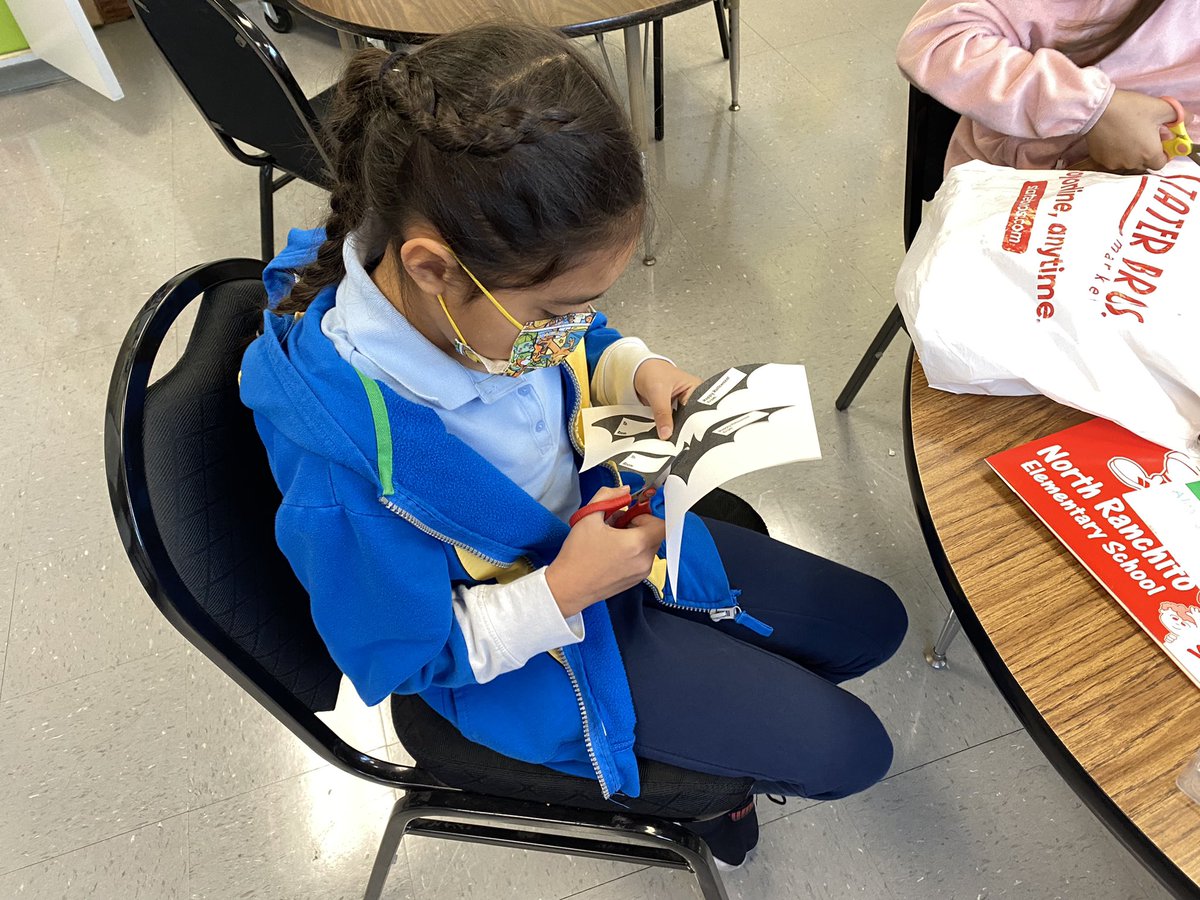 APanedaDLC's tweet photo. Our StuCo learning to create posters and Boo Grams #GoPumas @northranchito ๐พ #StuCoRocks https://t.co/HzGWiuNWd4