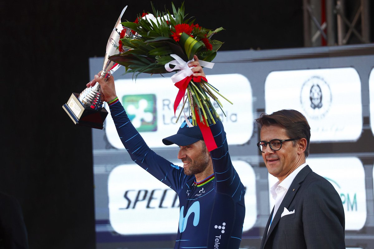 alejanvalverde's tweet photo. 🎩 Sólo queda descubrirse otra vez ante el buen trabajo de todo el @Movistar_Team. Felicidades a @TamauPogi por su triunfo.

😥 Sólo queda una pero qué carrera. Os espero a todos el sábado 🙌

#LaÚltimaBala 

📷 Sprint Cycling Agency https://t.co/Et8hTdvZJx