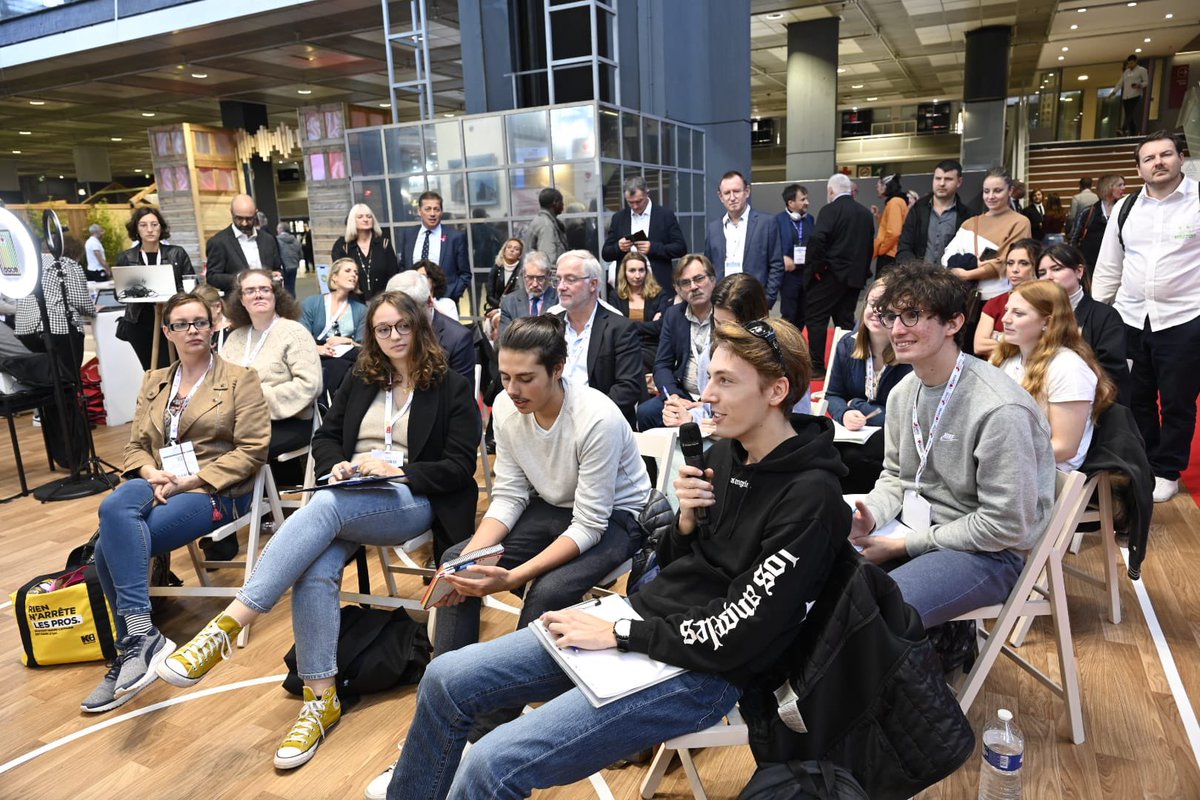 capeb_fr's tweet photo. #Batimat2022  - « Ns devons être à l’écoute des besoins des jeunes et adapter nos recrutements »@LaureVIAL1 
Retrouvez tout le contenu de notre conférence: «Faire matcher les attentes de la génération Z avec les besoins des #entreprises artisanales ?" 
➡️ https://t.co/Y7rZBmqPBO https://t.co/gThhCnFA7B