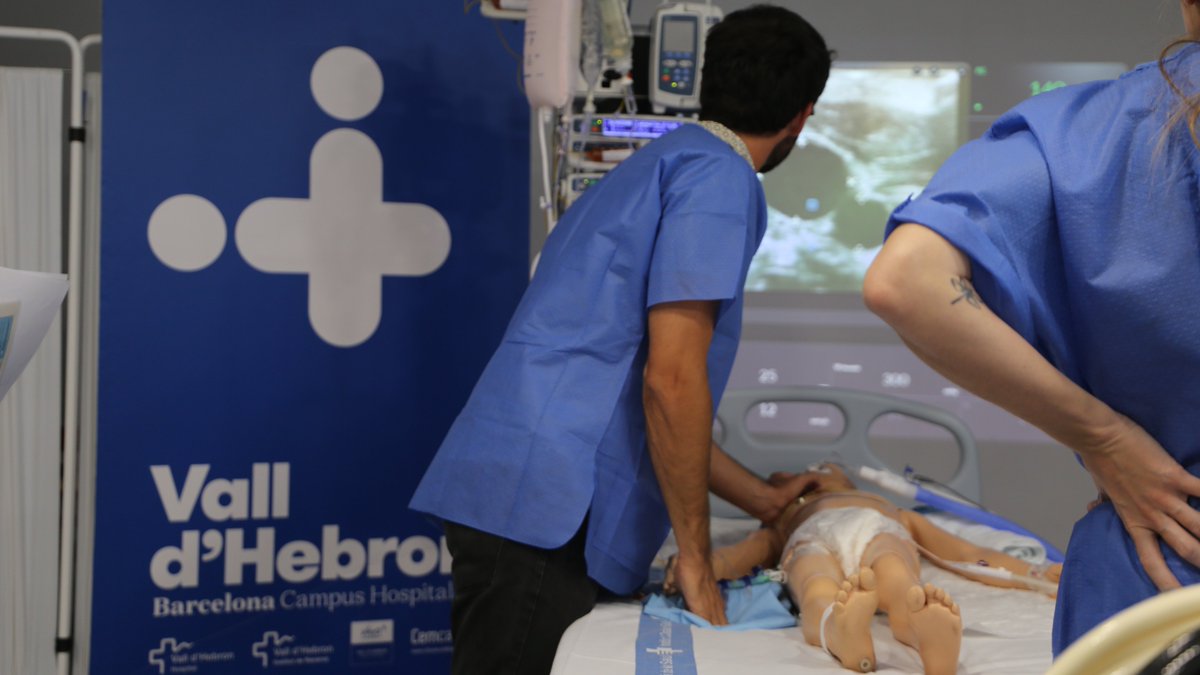 SimulacioVH's tweet photo. S'inicia la tercera edició del Curs d'oxigenació per membrana extracorpòria pediàtrica i neonatal ECMOPedVH 2022. Fins al 7 d'octubre al Centre de #SimulacioVH #Pediatria https://t.co/hlsKmpBPN6