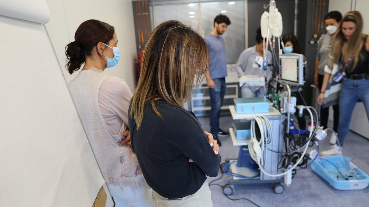 SimulacioVH's tweet photo. S'inicia la tercera edició del Curs d'oxigenació per membrana extracorpòria pediàtrica i neonatal ECMOPedVH 2022. Fins al 7 d'octubre al Centre de #SimulacioVH #Pediatria https://t.co/hlsKmpBPN6