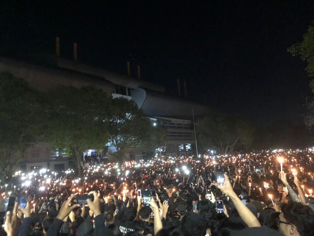 AKHIRNYA DIPERTEMUKAN &amp; BERSATU DAMAI DI STADION MANDALAKRIDA. 💙❤💚
. 
TAPI JANGAN LUPA TETAP KAWAL TUNTAS TRAGEDI DI STADION KANJURUHAN.