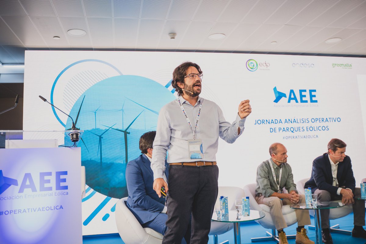 aeeolica's tweet photo. #OperativaEólica Sergio Jiménez de @DNV_Group explica los patrones de correlación en renovables. Implicaciones en planificación, hibridación, optimización de portfolios y precios. Es posible modelar los curtailments en RRTT mediante Modelos Estadísticos o Machine Learning. https://t.co/i97HcURK65