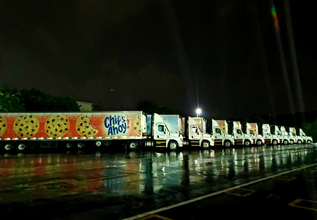 BentleyTrucks1's tweet photo. Check out this line up of @freightliner for @MDLZ!🚚 Thank you for working with Bentley!

#bentleytruckservices #commercialtruckdealer #commercialtruckrental #commercialtruckleasing  #committedtoexcellence #freightliners #freightlinertrucks #mondelez #mondelezinternational https://t.co/zF1EsQWEXz