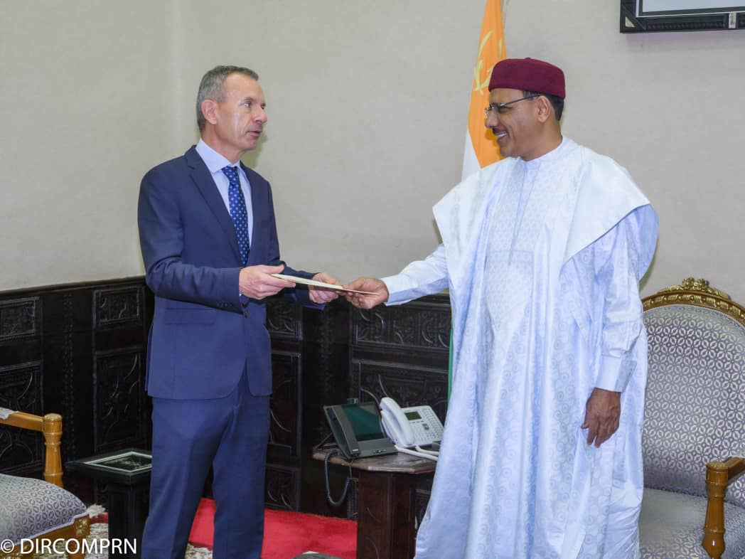 PresidenceNiger's tweet photo. ”Les deux parties sont prêtes à conclure un partenariat dans les domaines sécuritaire et économique...et d’assister le Niger dans les secteurs du développement et de l’énergie ”, a dit M.Tomas Ulicny, à sa sortie d’audience.
L’intégralité de la note 👇🏾👇🏾👇🏾
https://t.co/5zoMw6lUvz https://t.co/DOOQ77rjqG