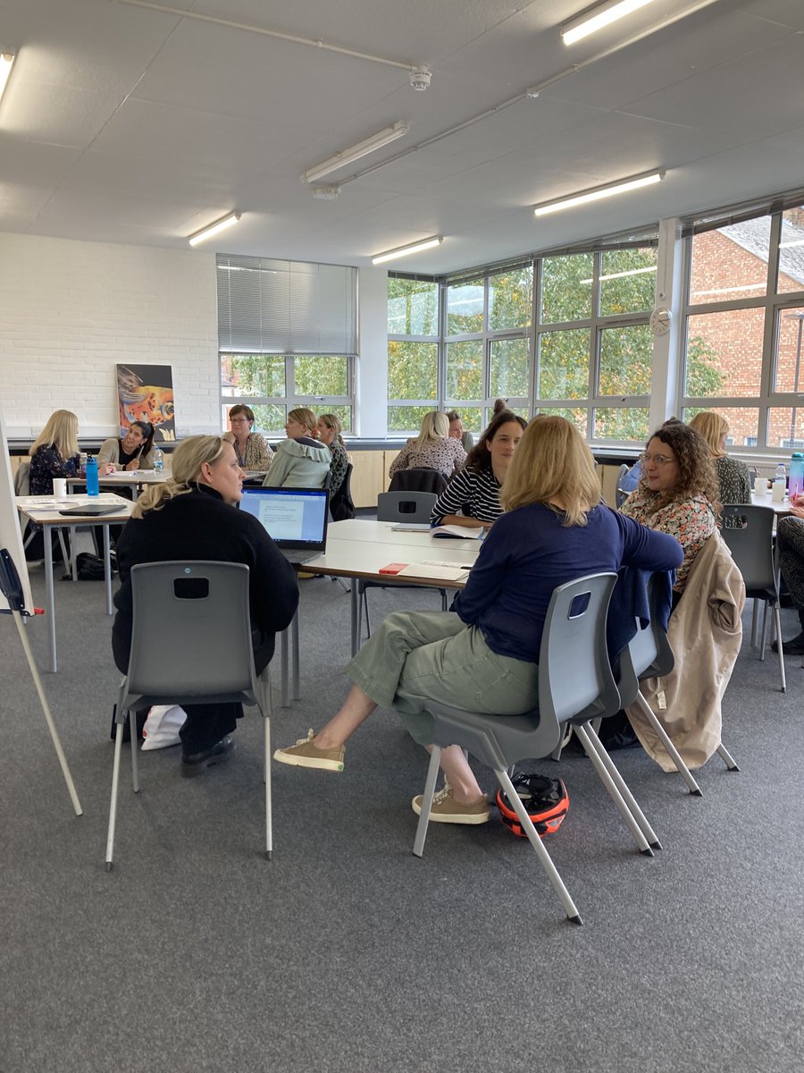 hsilva69's tweet photo. Busy twilight training at HEP the Primary English network upstairs and Safeguarding training with Angela Corbett on line. @HaringeyEduc @primaryenglishh @LucySpreckley #cpd @Safernetwork supporting our growing family of schools https://t.co/qqCep0GDud