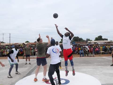 MISLOG_BANGUI's tweet photo. A Bégoua, s’est déroulée l’inauguration d’un terrain de Basket offert par la #MISLOG.
A l'occasion, une équipe centrafricaine et une équipe de militaires français de la #MISLOG ont joué un match amical 🏀
#entraideetpartage #sport
@EfgOfficiel @EtatMajorFR
@armeedeterre https://t.co/bb1m5nqIYu