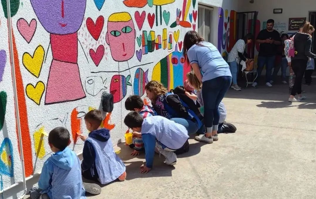 MiloLockett's tweet photo. El arte hace #comunidad 🎨❤ muchas manos, muchos pinceles hicieron algo GIGANTE. ❤🌈 Hermoso proyecto solidario. Gracias Hopital de Bolivar y Jardín 907!! 🌟 Viva el arte!! 🤗🎨 @Sinteplast
#arte #art #milo #milolockett #argentina #pintar #mural #jardin #educacion #hopital https://t.co/bTjq5UucOL