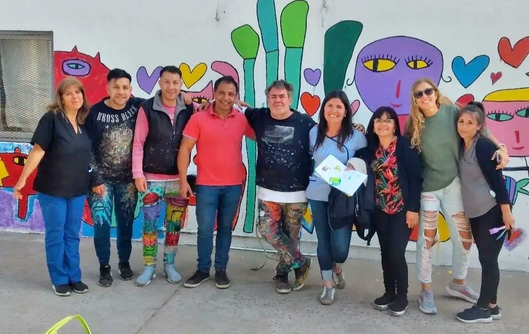 MiloLockett's tweet photo. El arte hace #comunidad 🎨❤ muchas manos, muchos pinceles hicieron algo GIGANTE. ❤🌈 Hermoso proyecto solidario. Gracias Hopital de Bolivar y Jardín 907!! 🌟 Viva el arte!! 🤗🎨 @Sinteplast
#arte #art #milo #milolockett #argentina #pintar #mural #jardin #educacion #hopital https://t.co/bTjq5UucOL