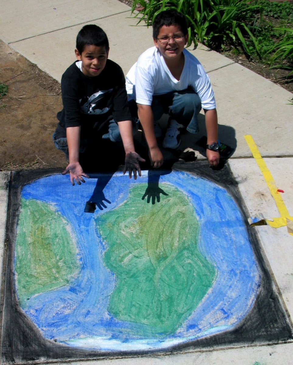 chalk4peace's tweet photo. .@PBS @thechicks @UNWOMEN4Youth @bnickason @PeaceJusticeSco @queenofojai @VP @JoyAnnReid @VanJones68 @JaneGoodallInst @TheLastWord During the week of #MenofPeace #Chalk4peace celebrates the respect &amp; expression, in whatever form, of @Peace and #Justice 2 draw the world together. https://t.co/qjlLM7d5ET