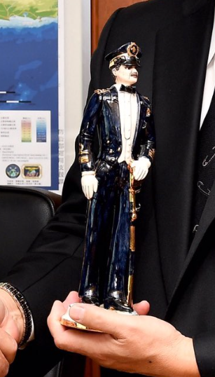 🇯🇵#DMHamada received an interesting figurine from 🇮🇹 Italian Air Force Chief of Staff.

Wonder if we will see it again on his desk?

@MarSec_Bradford @DzirhanDefence @graham_euan