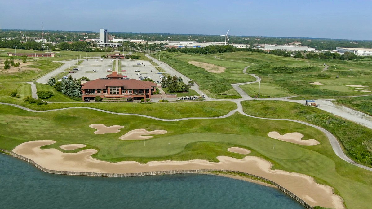 Happy National Golf Lovers Day! 🏌️‍♂️ Make the most of the game you all enjoy by getting a few more rounds in this season! Tee times available online at our website!